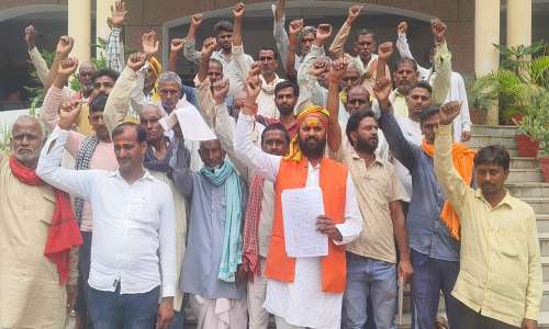 रेलवे विभाग के खिलाफ ग्रामीणों का विरोध प्रदर्शन