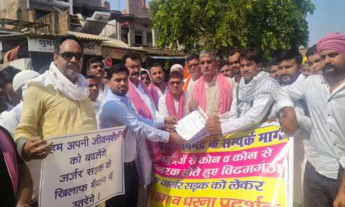 कोन कचनरवा  विंढमगंज  संपर्क मार्ग को लेकर सपाइयों का प्रदर्शन