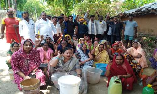 पेयजलापूर्ति चालू करने की मांग बाल्टी डिब्बा साथ विरोध प्रदर्शन