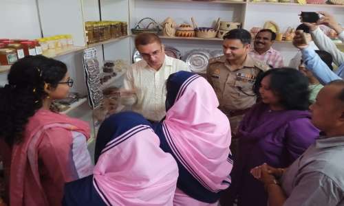 आउटलेट सोन प्रेरणा बाजार,डीएम एसपी सीडीओ ने किया उद्घाटन