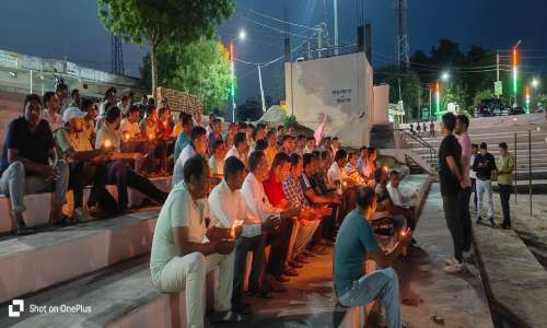 शिक्षकों ने पहलगाम में मारे गए पर्यटकों को दी श्रद्धांजलि, निकाला कैडल मार्च।