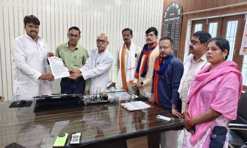 कोन से  कचनरवा  विंण्ढमगंज रोड निर्माण कार्य को दिए ज्ञापन