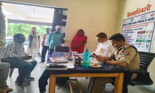समाधान दिवस के अवसर पर डीएम एसपी ने सुनी जन समस्या