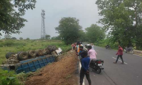 डूमरडीहा गांव में दो राखड़ लदे हाइवा पलटी, बाल बाल बचे चालक